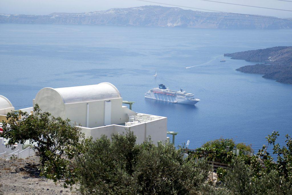 Σαντορίνη: Μεγάλη ταλαιπωρία των επιβατών για Πειραιά από τηλεφώνημα για βόμβα