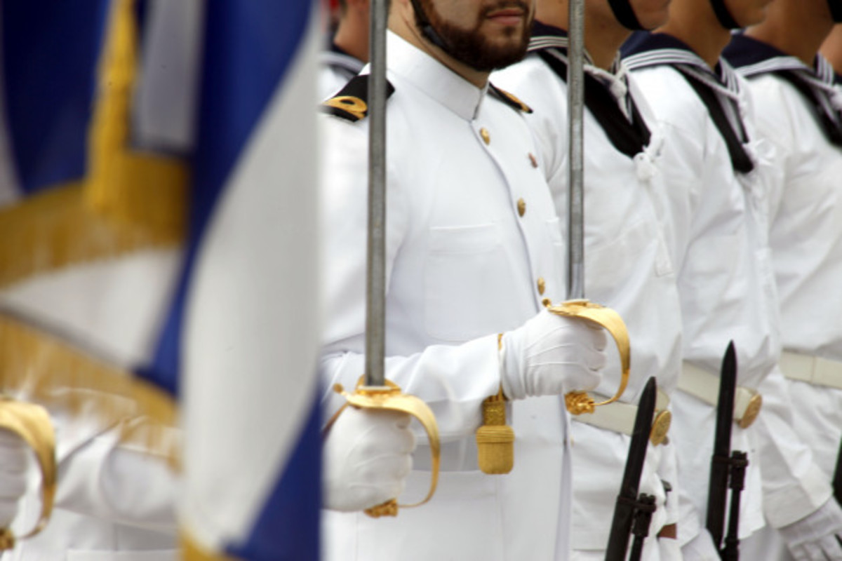 Απίστευτο κι όμως αληθινό! Αξιωματικός του Πολεμικού Ναυτικού πουλά το ξίφος του!