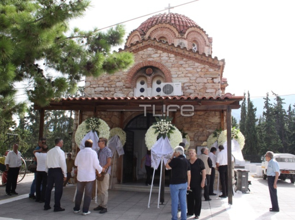 Το τελευταίο χειροκρότημα στην Μπέμπα Μπλανς – Θλίψη στην κηδεία της [pics]