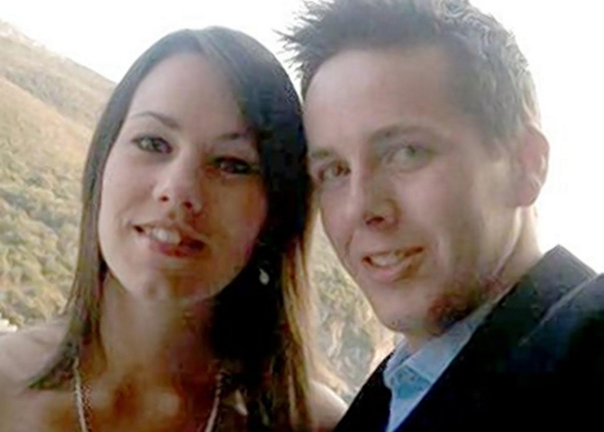 Ανέβασε στο facebook γαμήλια φωτογραφία τους, τη σκότωσε και αυτοκτόνησε