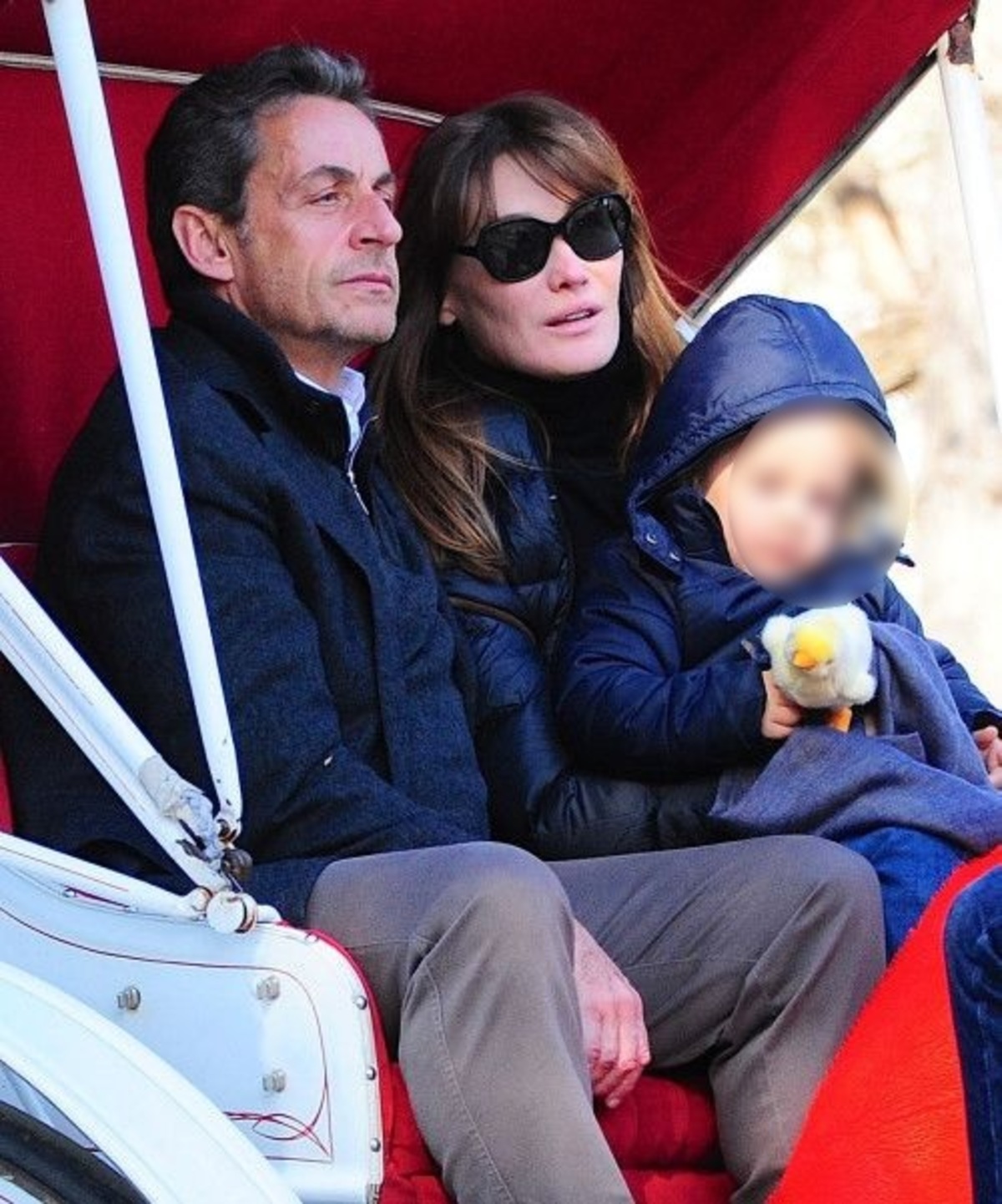 Guilia Sarkozy: Η πρώτη μέρα της κόρης του Nicolas Sarkozy και της Carla Bruni στο σχολείο! [vid]