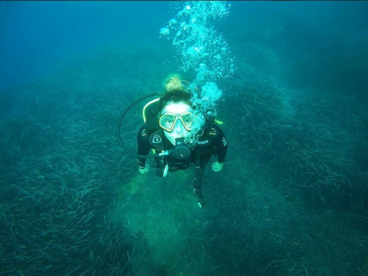 Ποια τραγουδίστρια κάνει scuba diving στην Σαντορίνη;