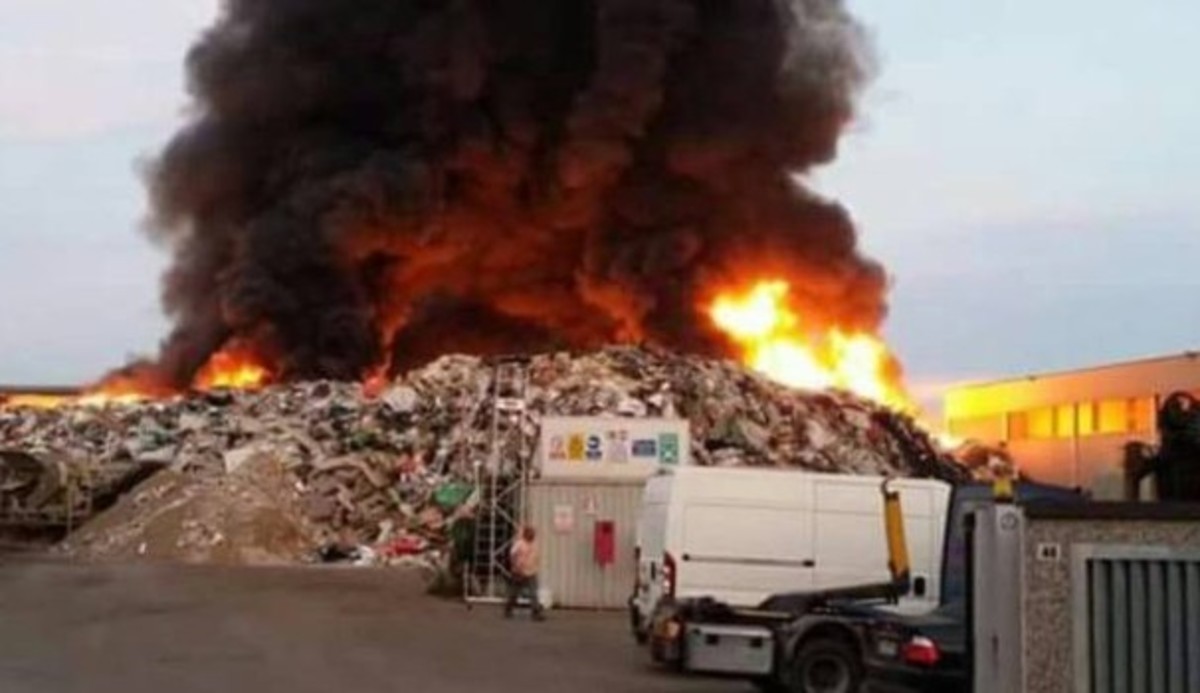 Συναγερμός στην Ιταλία! Κίνδυνος τοξικών αναθυμιάσεων από πυρκαγιά σε εταιρεία που περισυλλέγει ειδικά απορρίμματα