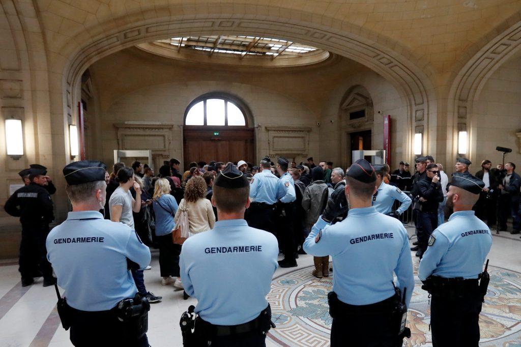 Στη φυλακή τρεις ύποπτοι για τις φιάλες αερίου που βρέθηκαν στο Παρίσι