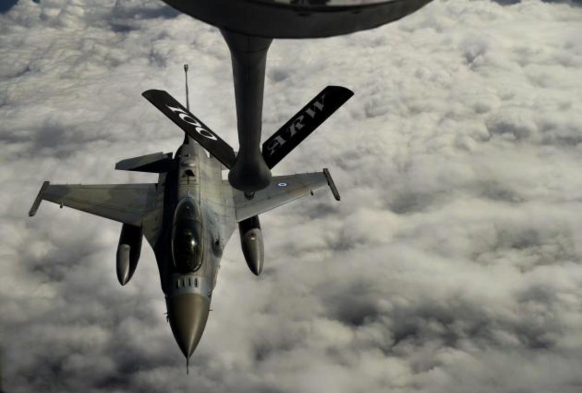 Εκπληκτικές εικόνες εναέριου ανεφοδιασμού για F-16 της Πολεμικής  Αεροπορίας