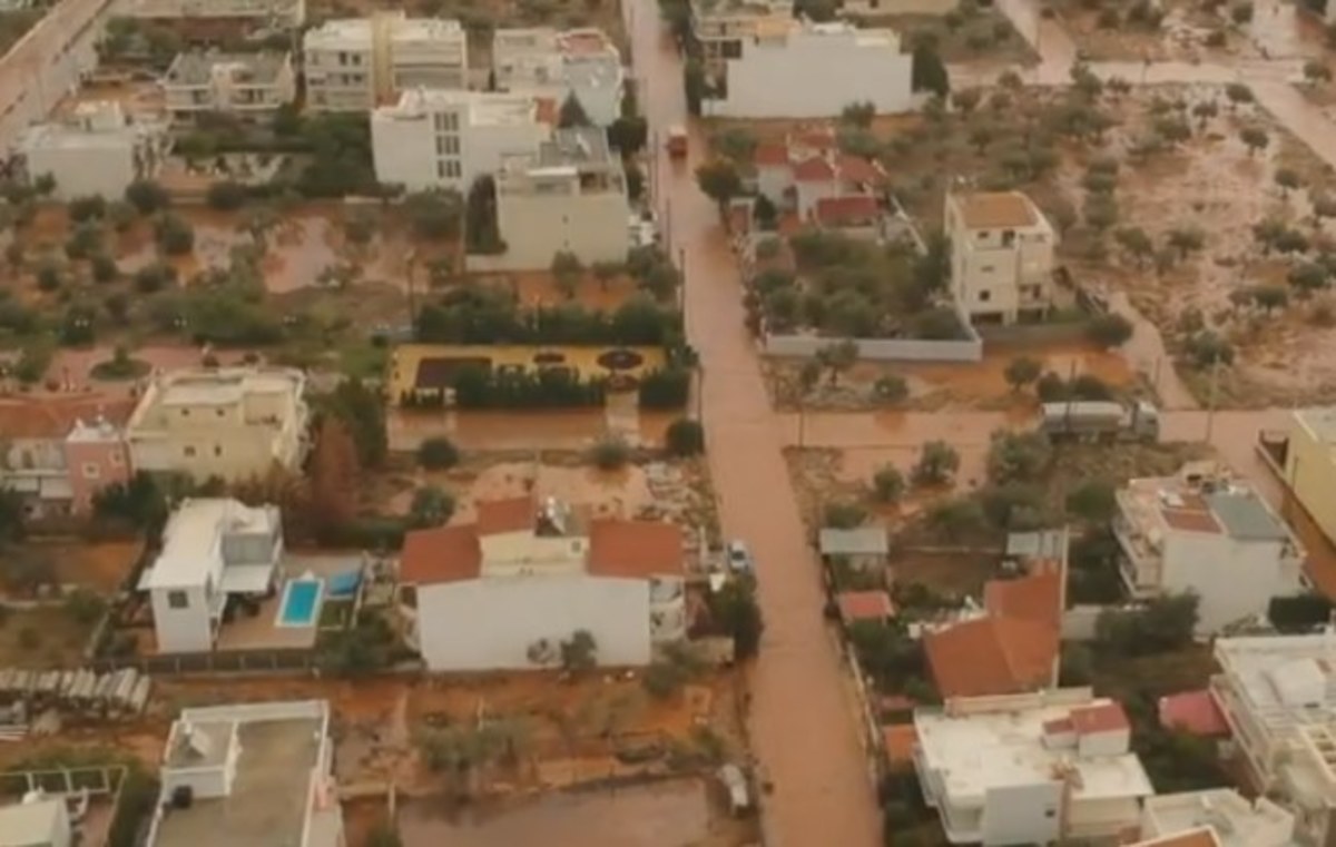 Συγκλονιστικές εικόνες καταστροφής από τη φονική πλημμύρα