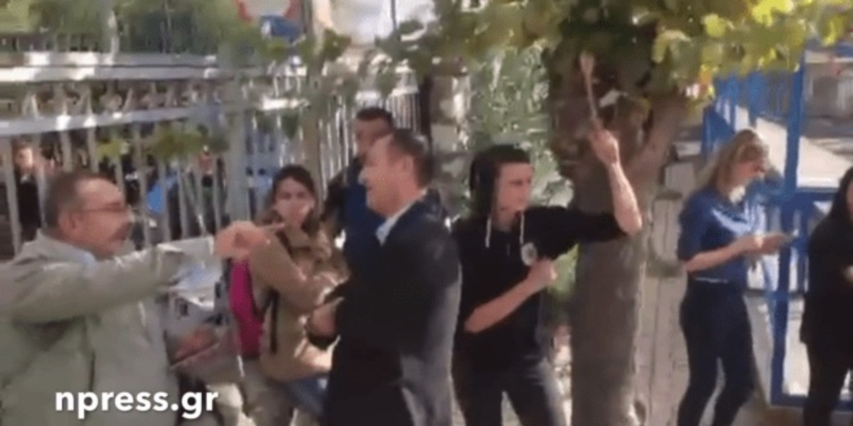 Ναύπακτος: Χαμός σε λύκειο – Μαθητές κλείδωσαν τον διευθυντή του σχολείου [vid]