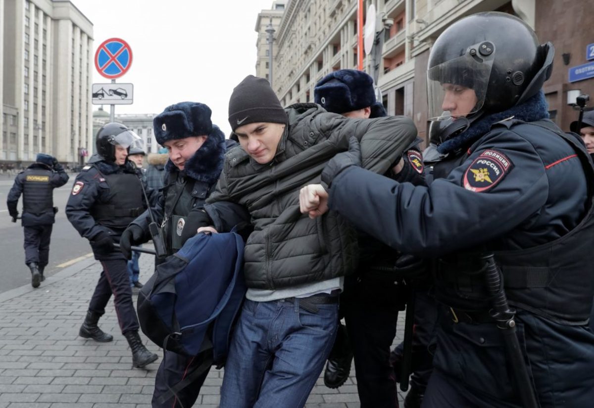 Ρωσία: Εκατοντάδες συλλήψεις σε διαδηλώσεις κατά του Πούτιν [pics]