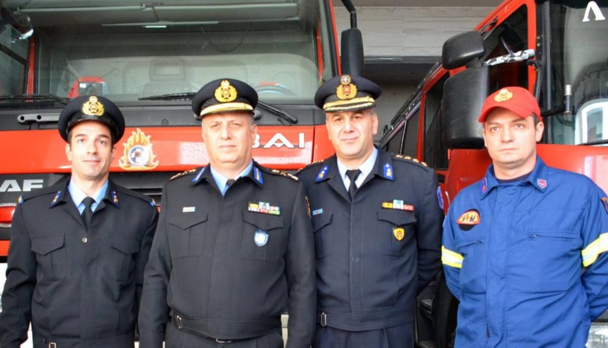 Βόλος: Αυτοί είναι οι ήρωες πυροσβέστες που βούτηξαν στο λιμάνι για να σώσουν ηλικιωμένο [pics]