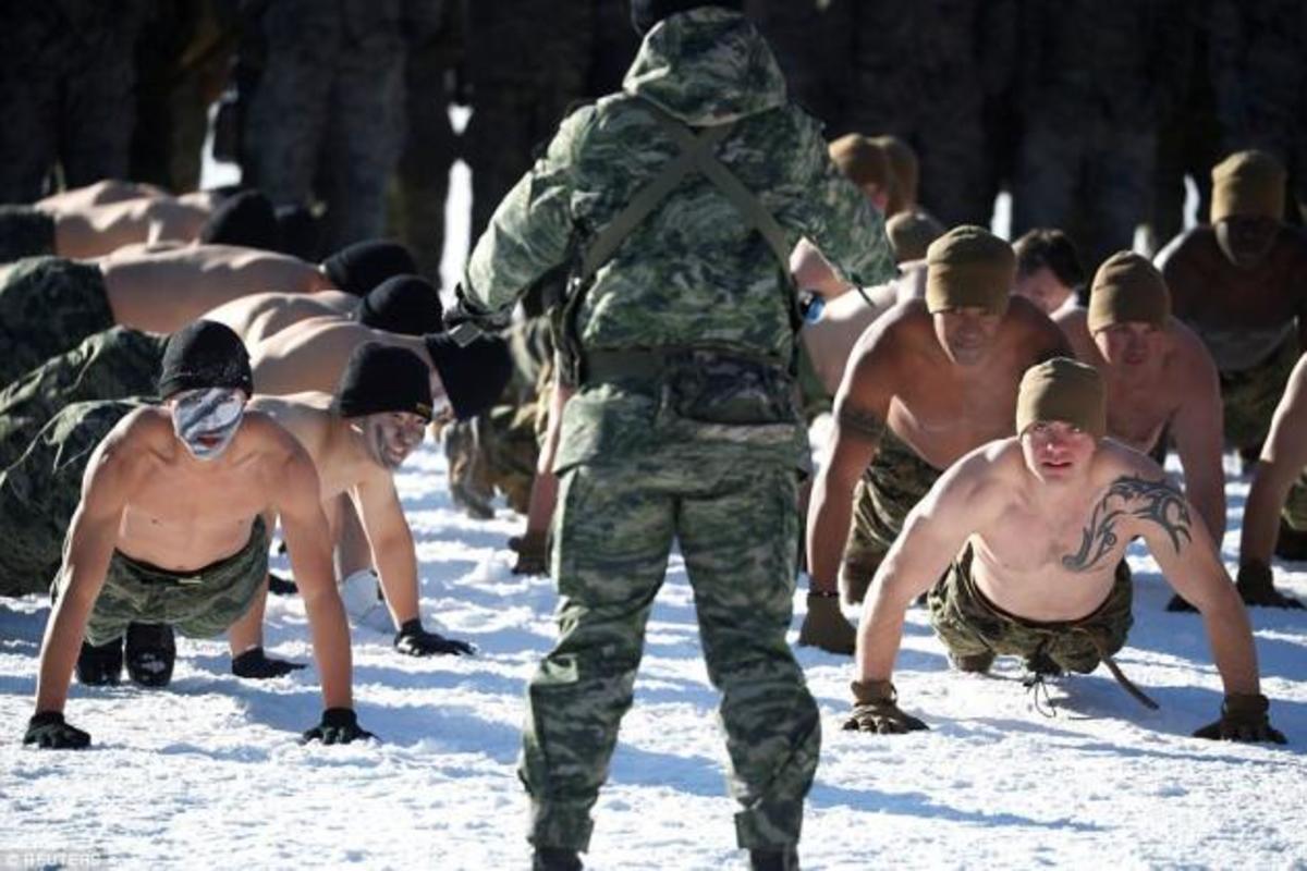 Ημίγυμνοι πεζοναύτες στα χιόνια σε άσκηση… αντοχής – Απίστευτες φωτογραφίες