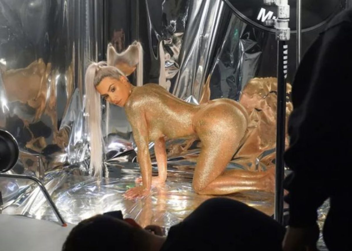 Κim Kardashian: Πάλι γυμνή μόνο με χρυσόσκονη! Η πόζα που προκάλεσε… χαμό [Pics]