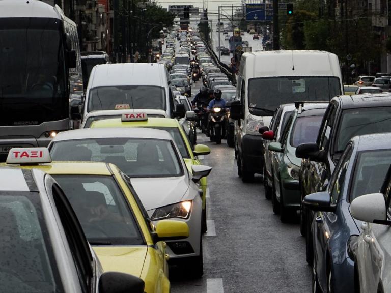 Η βροχή έφερε μποτιλιάρισμα - Αυξημένη κίνηση στους ...