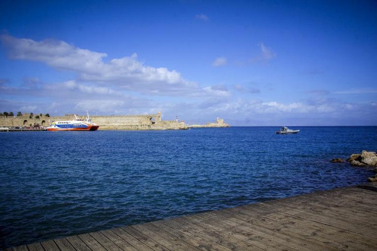 Καιρός: Σε υψηλά επίπεδα η θερμοκρασία και την Δευτέρα – «Υποχωρούν» οι βροχοπτώσεις | Newsit.gr