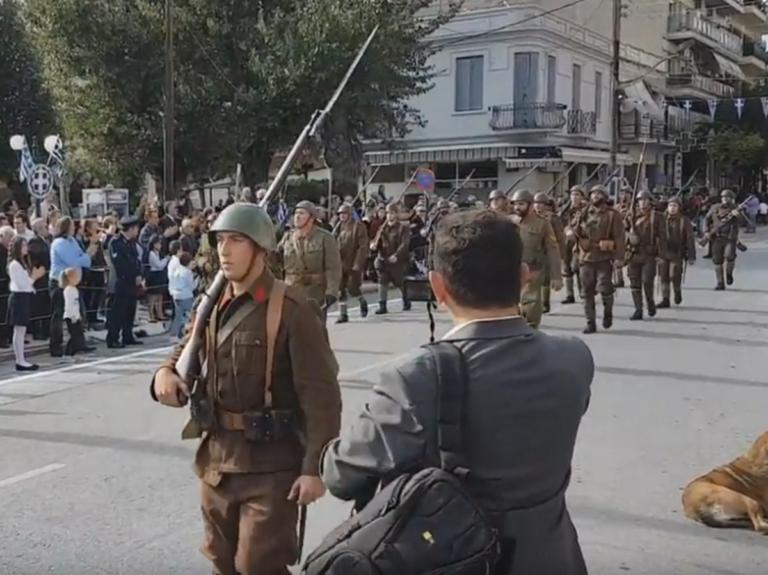 ÎšÎ±Ï„ÎµÏÎ¯Î½Î·: ÎˆÎºÎ±Î½Î±Î½ Ï€Î±ÏÎ­Î»Î±ÏƒÎ· Î¼Îµ Ï„Î± Î±Ï…Î¸ÎµÎ½Ï„Î¹ÎºÎ¬ ÏŒÏ€Î»Î± Ï„Î¿Ï… 1940 â€“ Î¤Î¿ Ï€Î­ÏÎ±ÏƒÎ¼Î± Ï€Î¿Ï… Î¼Î±Î³Î½Î®Ï„Î¹ÏƒÎµ Ï„Î± Î²Î»Î­Î¼Î¼Î±Ï„Î± ÏŒÎ»Ï‰Î½ â€“ video | Newsit.gr