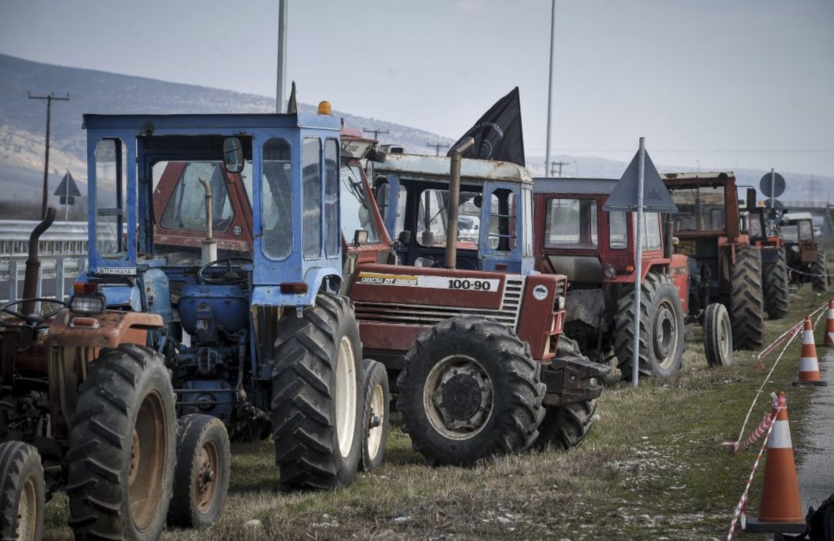 Φλώρινα: Αυξάνονται τα τρακτέρ στην εθνική οδό – “Βάζουν ταφόπλακα στον κλάδο της γεωργίας”!