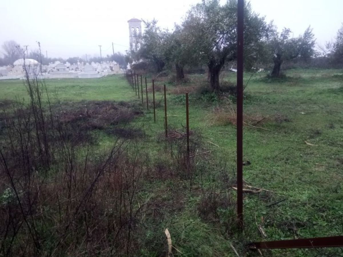 Απίστευτη κλοπή στο Αγρίνιο – Ξήλωσαν την περίφραξη από το νεκροταφείο [pics]