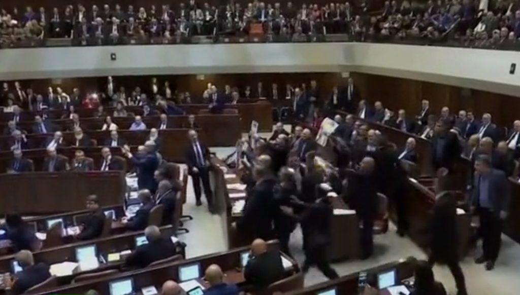 “Χαμός” στην ομιλία Πενς στο Ισραηλινό κοινοβούλιο – Βουλευτές σήκωσαν πλακάτ για την Παλαιστίνη