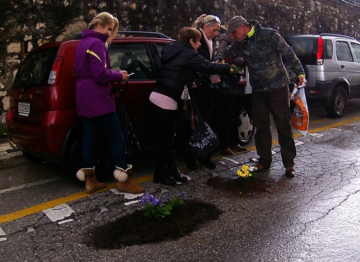 Κέρκυρα: Έκλεισαν τις λακκούβες στους δρόμους με λουλούδια – Η απάντηση των κατοίκων στην αδιαφορία [pics]