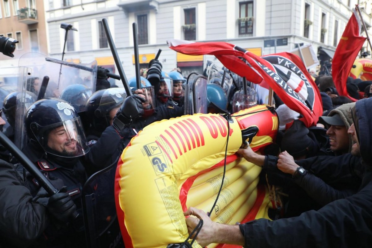 Ιταλία: Μαζικές συγκεντρώσεις κατά του φασισμού – Συγκρούσεις αστυνομίας – διαδηλωτών στο Μιλάνο [pics]