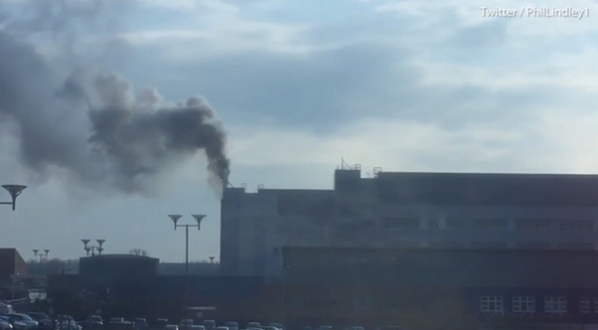 Εκκενώθηκε νοσοκομείο στο Κόβεντρι – Ξέσπασε φωτιά [vids]
