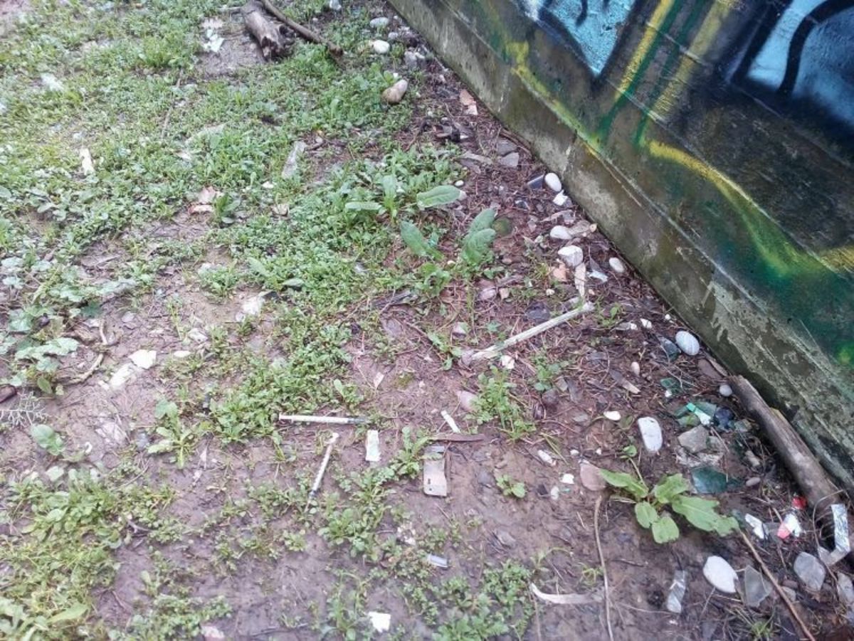 Αγρίνιο: Ανατριχιαστικές εικόνες με σύριγγες στο προαύλιο σχολείου! [pics]