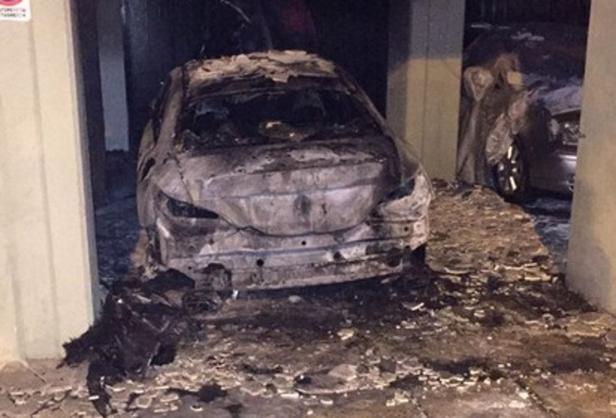 Θεσσαλονίκη: Φωτιά σε αυτοκίνητο συμβολαιογράφου – Οι εικόνες της εμπρηστικής επίθεσης σε πυλωτή πολυκατοικίας [pics]
