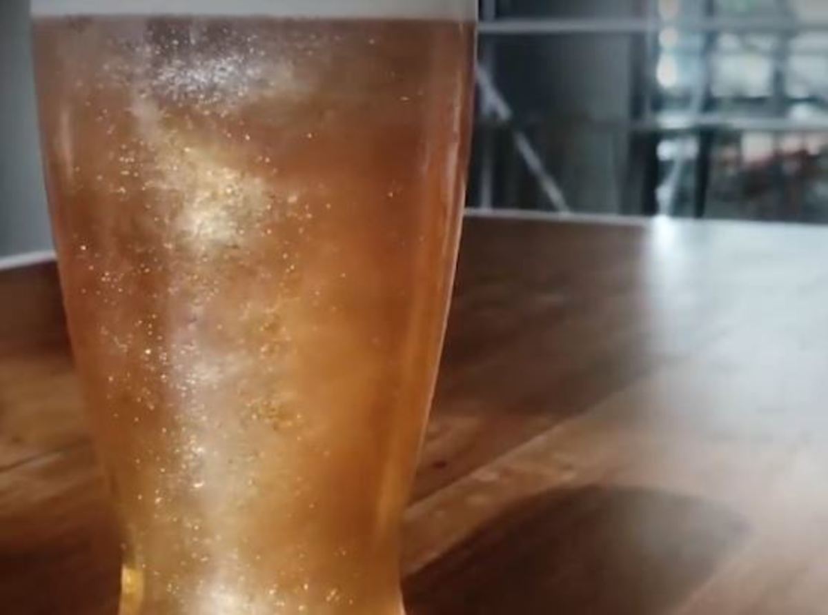 Μπύρα με γκλίτερ είναι η νέα μόδα στα ποτά!