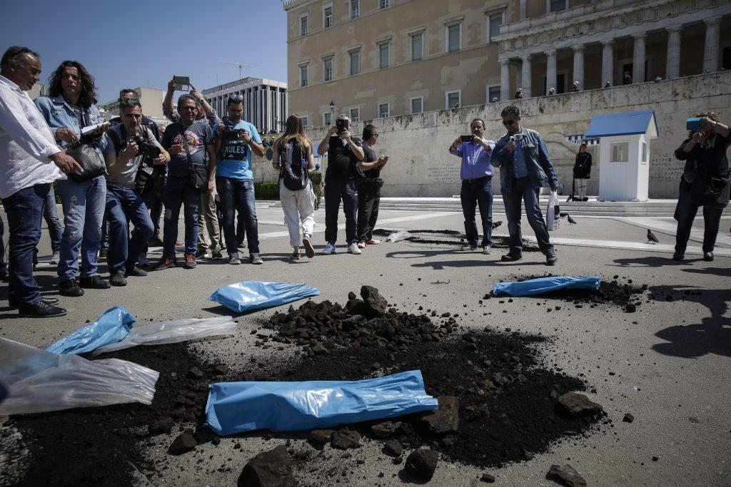 ΔΕΗ: Άδειασαν λιγνίτη έξω από τη Βουλή – Κλειστό όλο το κέντρο