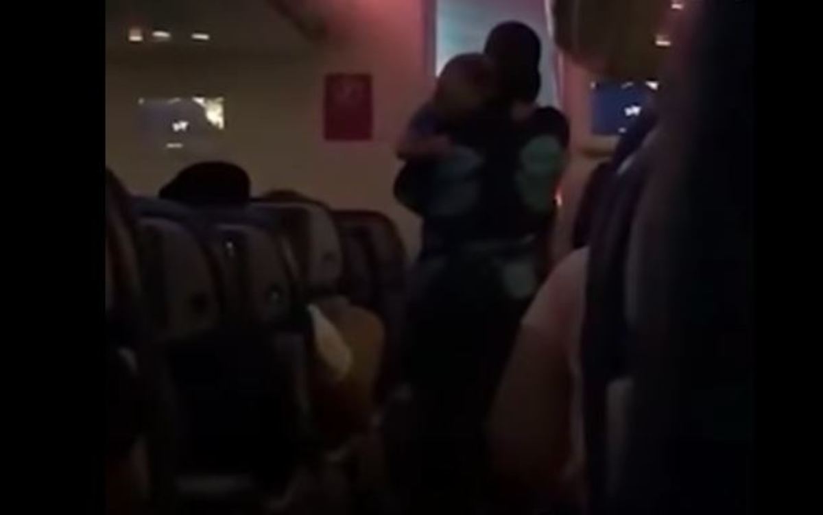 Αεροσυνοδός πήρε στην αγκαλιά της μωρό για να το ηρεμήσει