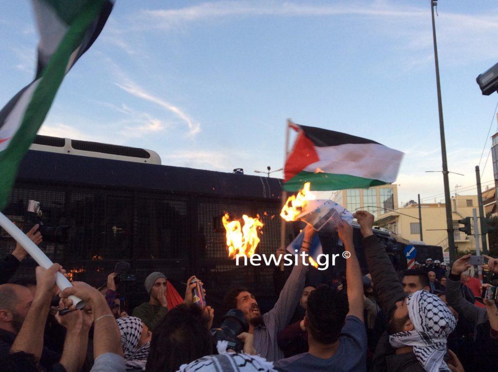 Πορεία αλληλεγγύης για την Παλαιστίνη – Έκαψαν ισραηλινή σημαία [pics]
