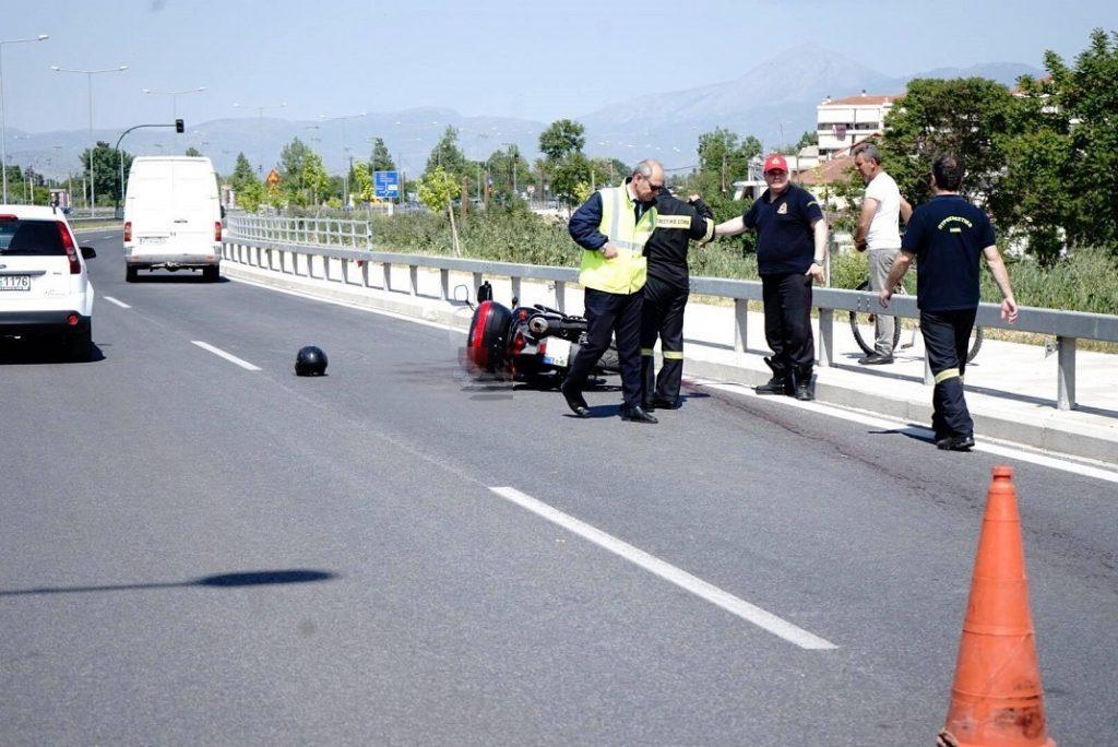 Φρικτό τροχαίο στη Λάρισα! Ακρωτηριάστηκε το πόδι μοτοσικλετιστή [pics]