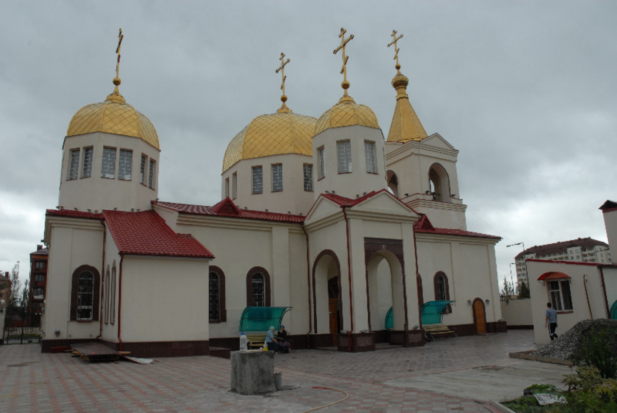 В чечне есть церкви. Храм Михаила Архангела (Грозный). Храм Архистратига Михаила в Грозном. Храм Архангела Михаила Чечня. Церковь Архангела Михаила в Грозном.