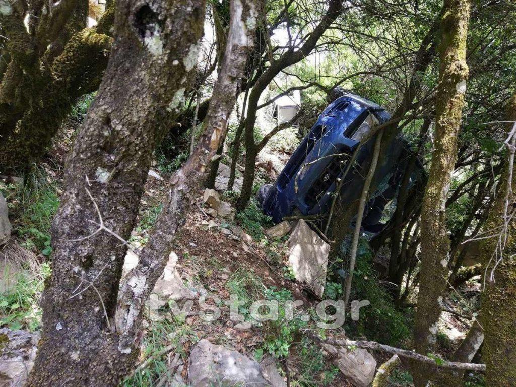 Γυναίκα οδηγός έπεσε σε γκρεμό και… κόρναρε για να την σώσουν [pics]