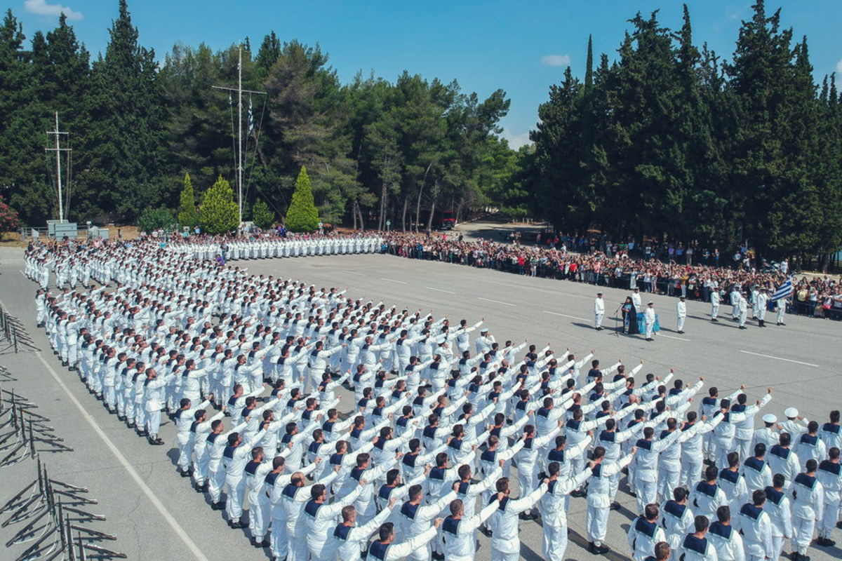 Συγκίνηση στην ορκωμοσία των νεοσυλλέκτων ναυτών παρουσία Κουβέλη