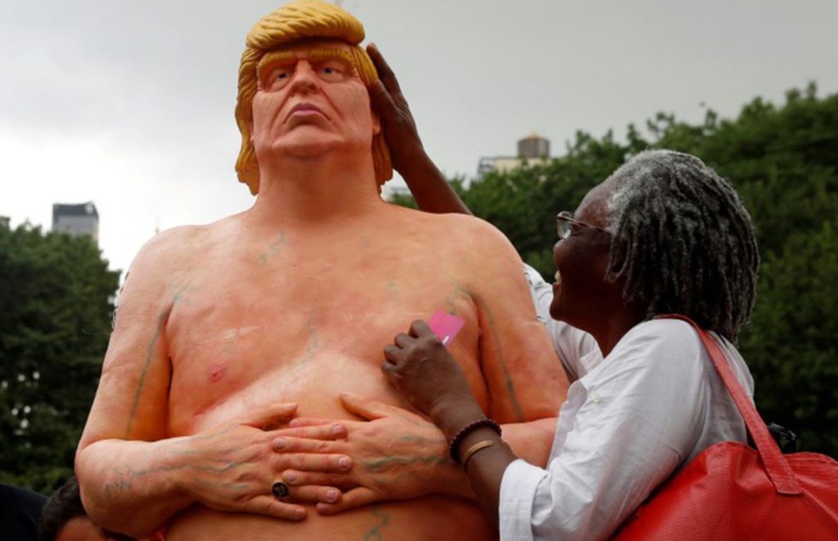 Ο κόσμος “διψά” για… τσίτσιδο Τραμπ – 28.000 δολάρια “έπιασε” γυμνό άγαλμά του!
