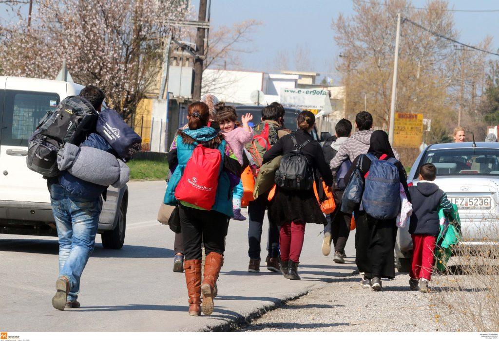 Θεσσαλονίκη: Τσέπωσαν τα χρήματα και τους παράτησαν στην εθνική οδό – Εγκατέλειψαν 21 μικρά παιδιά!