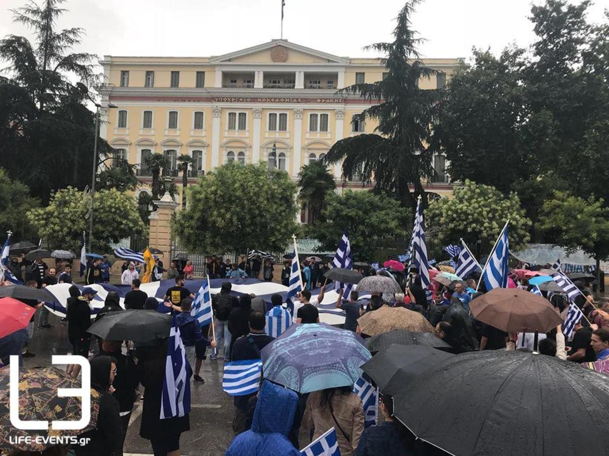 Θεσσαλονίκη – Συλλαλητήριο για το ονοματολογικό της ΠΓΔΜ: Κόσμος με βροχή, συνθήματα και ελληνικές σημαίες