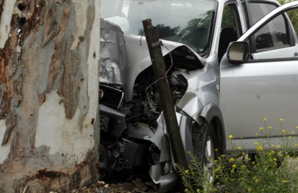 Ιεράπετρα: Αυτοκίνητο με τρεις γυναίκες “καρφώθηκε” σε δέντρο – Έχασε τον έλεγχο η οδηγός του!