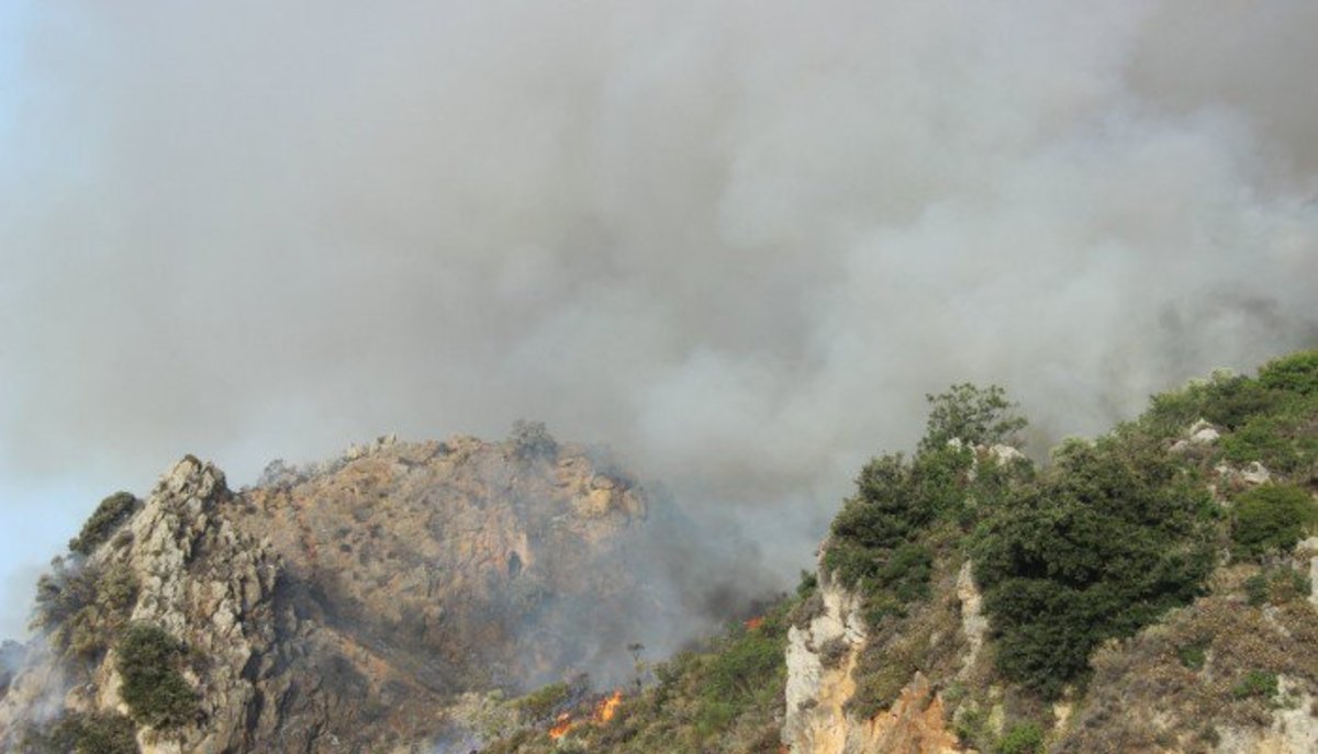 Ακόμα παλεύουν με τις φλόγες στην Κρήτη