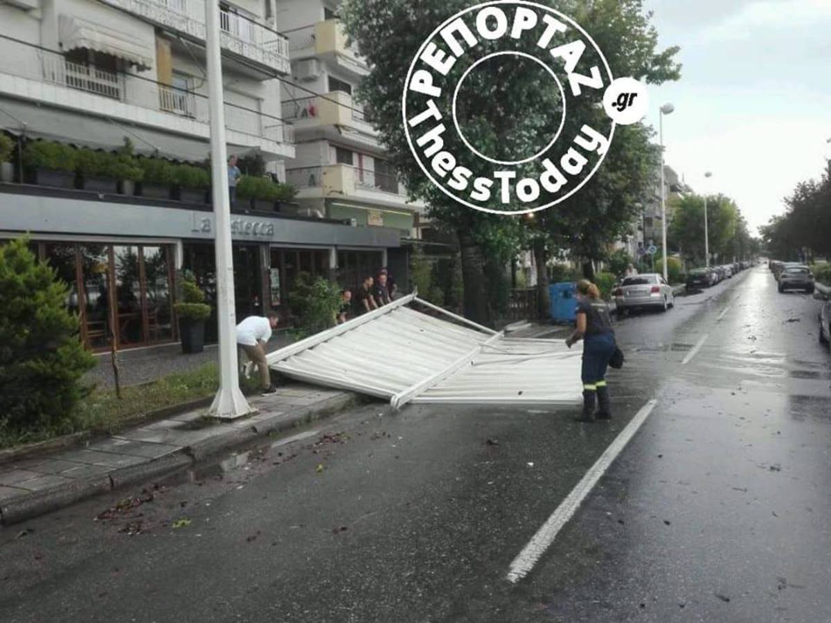 Θεσσαλονίκη: Ο αέρας ξήλωσε τέντα καφετέριας και την έριξε στο δρόμο! [pics]