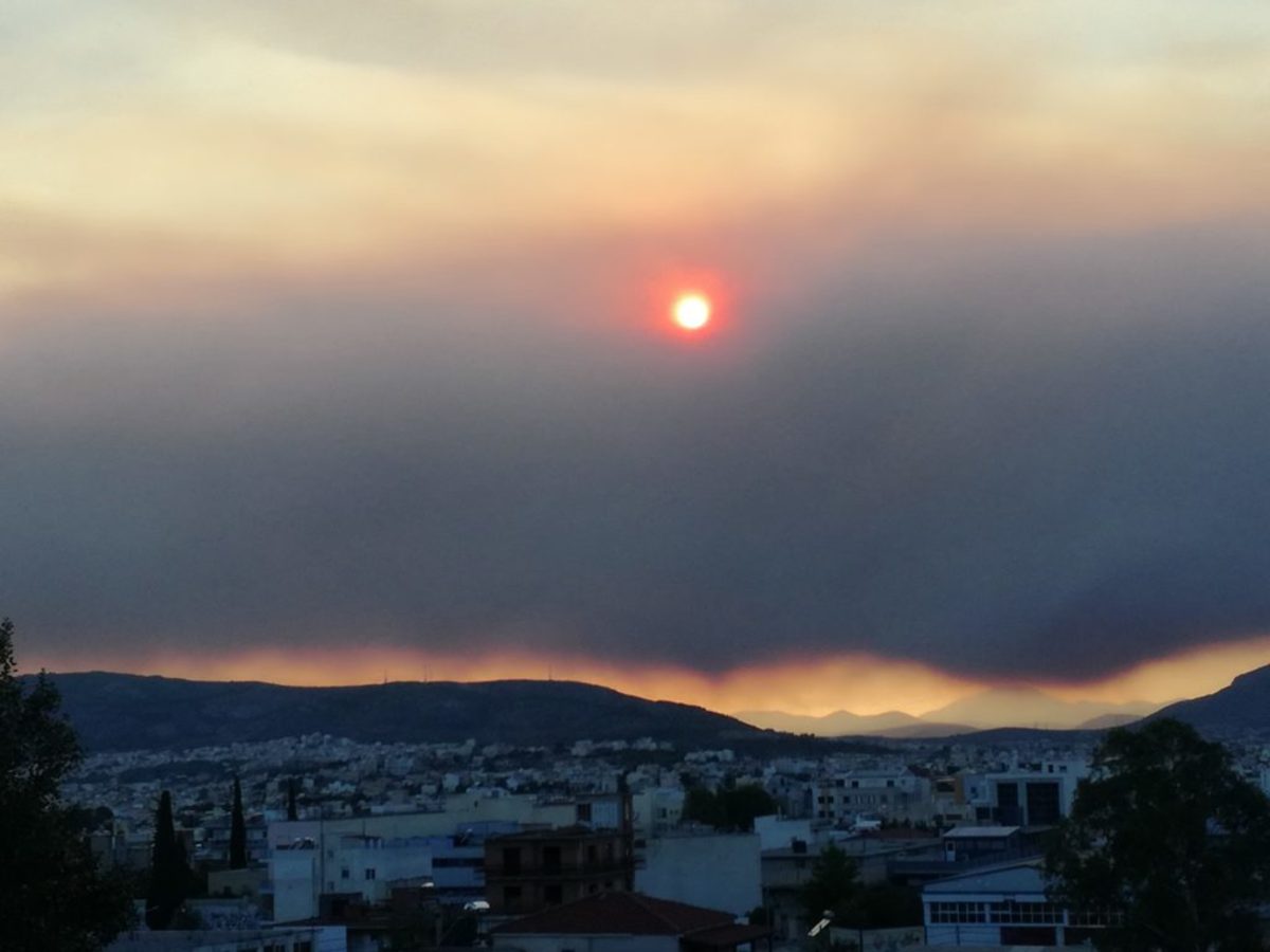 Ο καπνός της Εύβοιας έφτασε πάνω από την Αθήνα! [pics]