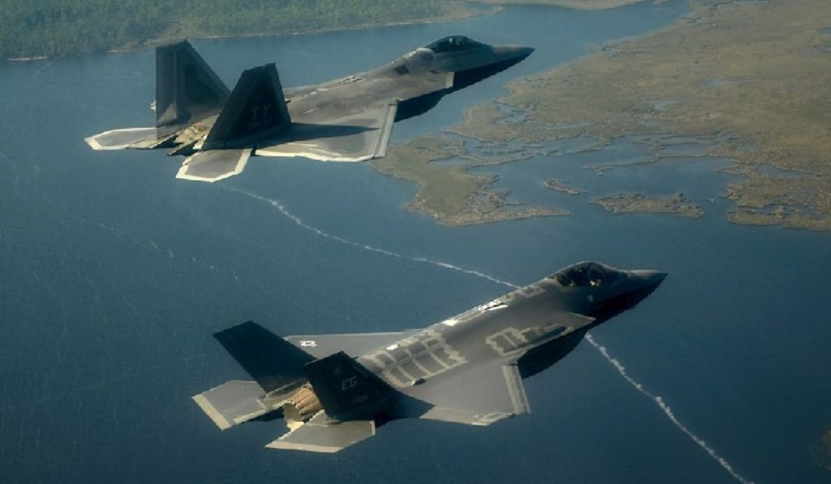 Γιατί το F-22 Raptor κάνει σκόνη το F-35 σε μια αερομαχία! [pics, vid]