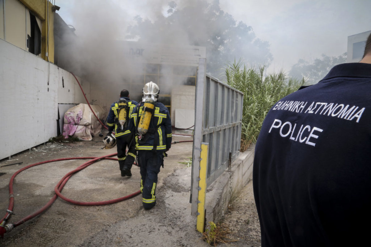 Φωτιά σε συνεργείο αυτοκινήτων στον Ταύρο [pics]