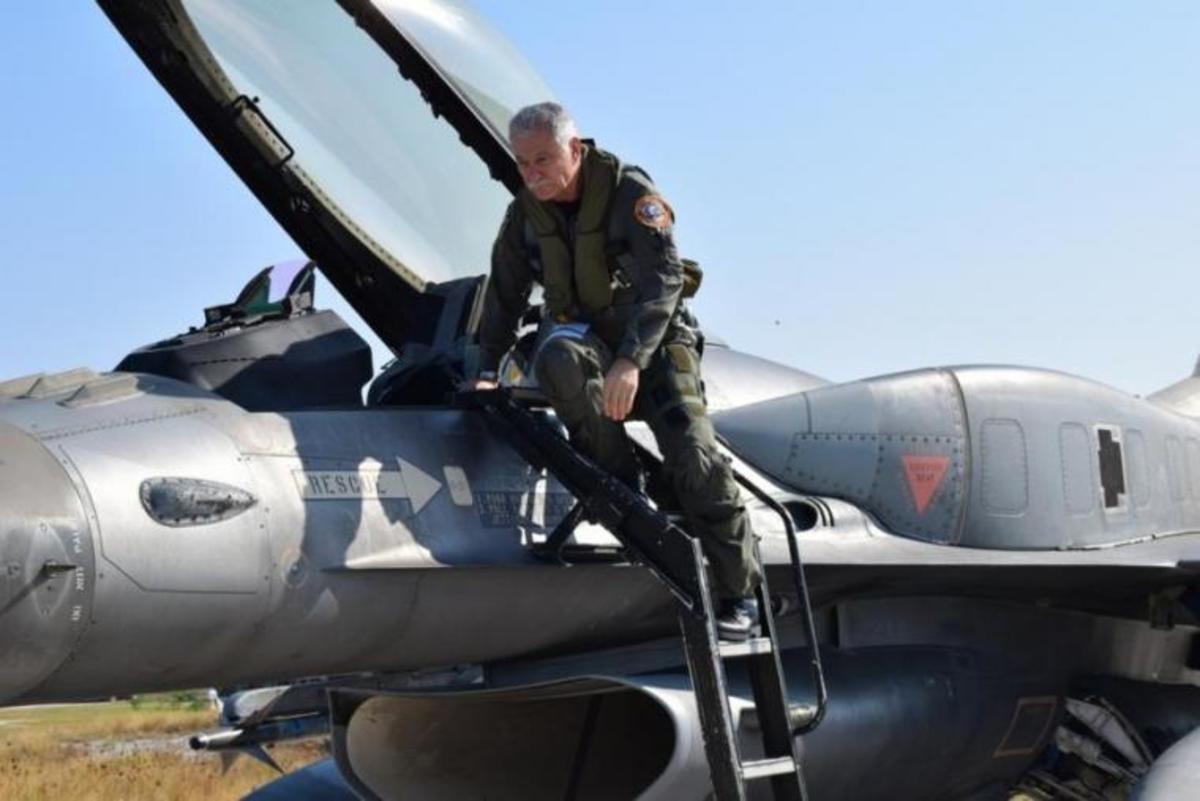 Ο Αρχηγός της Πολεμικής Αεροπορίας στα “γεράκια” της 135ΣΜ [pics]