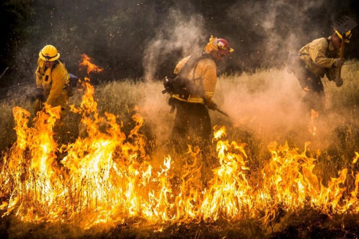 Νέα μεγάλη φωτιά στην Καλιφόρνια – Άνθρωποι εγκαταλείπουν τα σπίτια τους