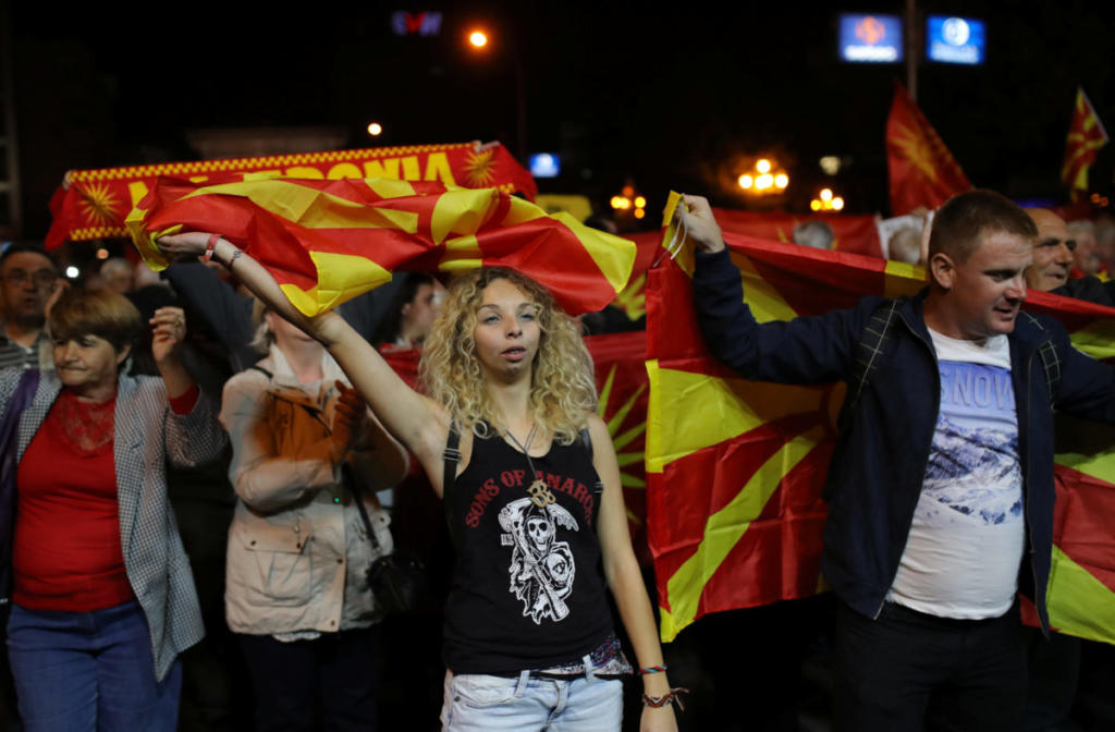 Δημοψήφισμα ΠΓΔΜ: Πανηγύρια από τους οπαδούς του “’Οχι” έξω από το κοινοβούλιο