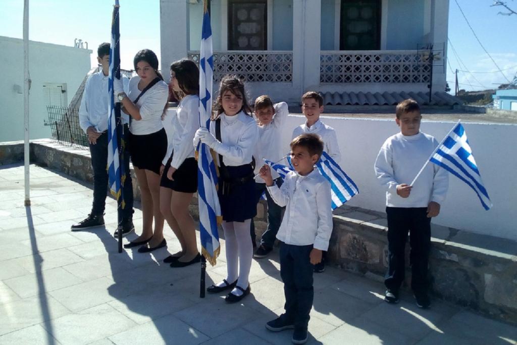 Συγκίνηση στο Αγαθονήσι – Παρέλασαν οι 8 μαθητές που απέμειναν στο νησί! [video]