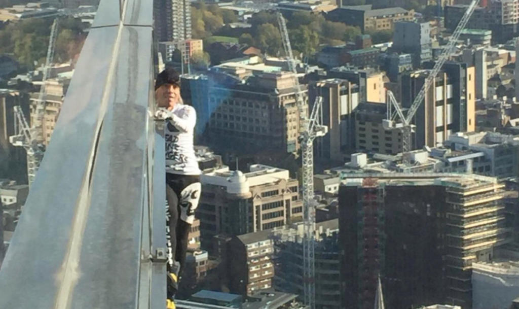 Κόβει ξανά την ανάσα ο “Γάλλος Spiderman” – Σκαρφάλωσε 230 μέτρα… χωρίς εξοπλισμό! video
