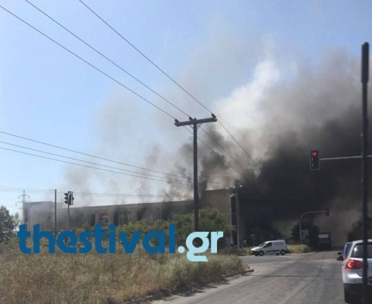 Θεσσαλονίκη: Φωτιά σε εργοστάσιο ξυλείας – Η πυροσβεστική δίνει μάχη με τον χρόνο!