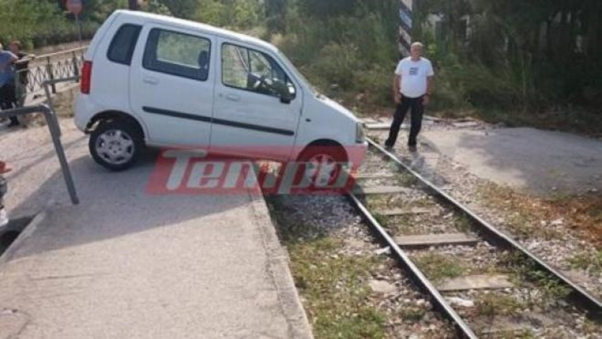 Πάτρα: Αυτοκίνητο “εγκλωβίστηκε” στις γραμμές του τρένου